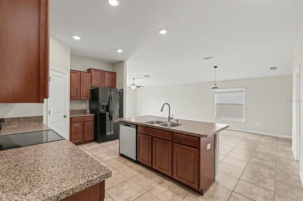 204 English Channel Place Dover, FL 33527 - Photo 6 of 16