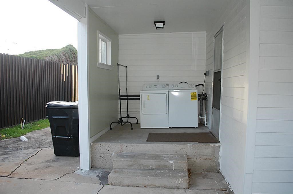 3804 Garrow Street Houston, TX 77003 - Photo 8 of 22 a utility room with dryer and washer