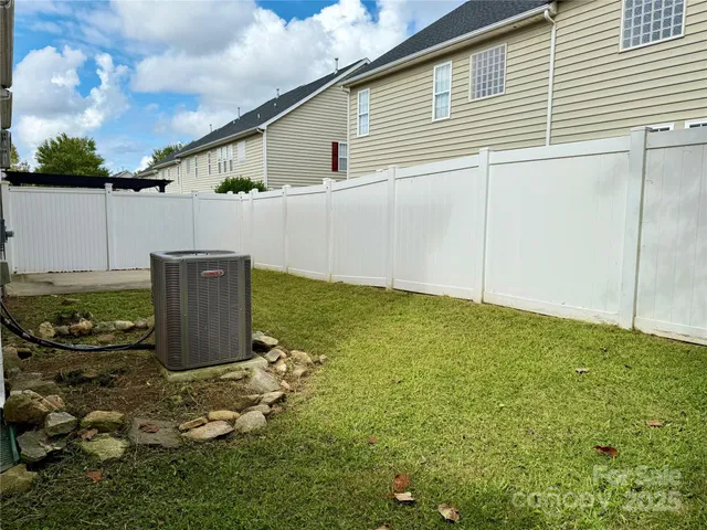 a view of back yard of the house