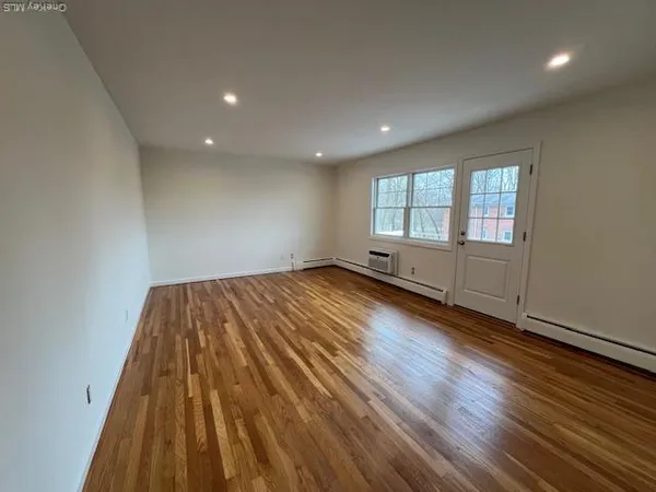 $2,450 | 96 Shore Road, Unit B2, Port Washington, NY 11050