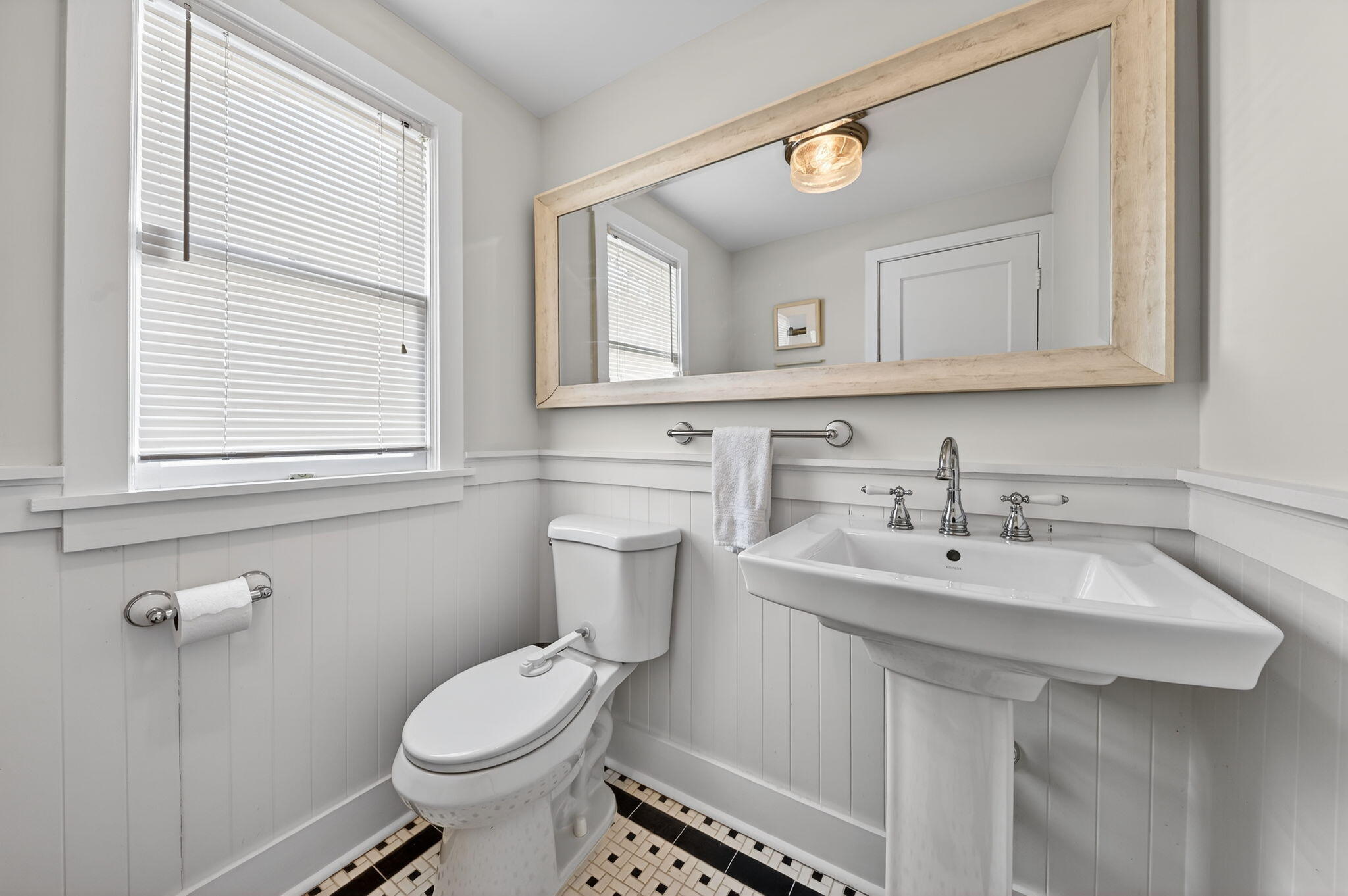 818 Claremore Drive West Palm Beach, FL 33401 - Photo 20 of 31 Half Bath