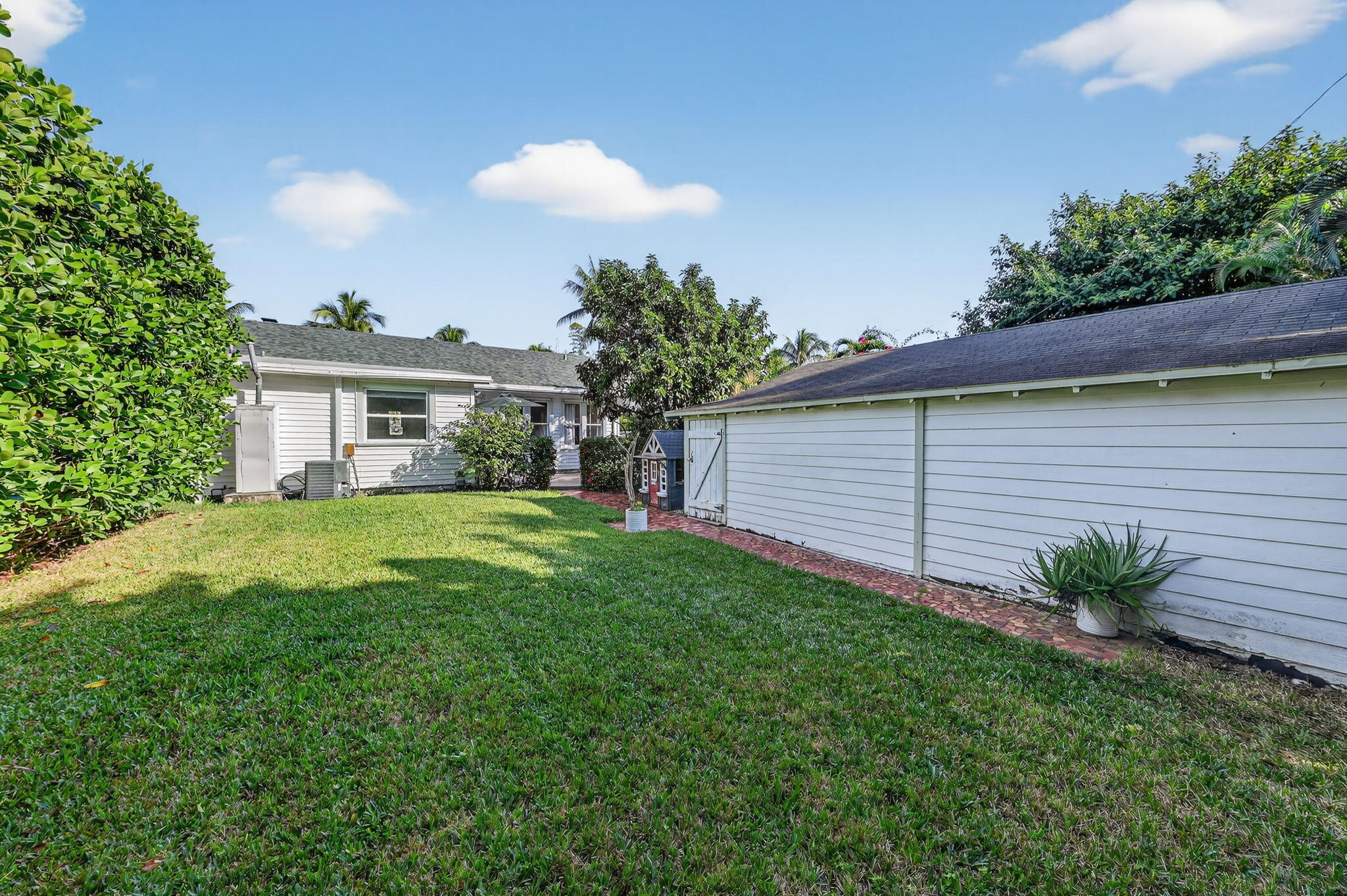 818 Claremore Drive West Palm Beach, FL 33401 - Photo 27 of 31 Backyard
