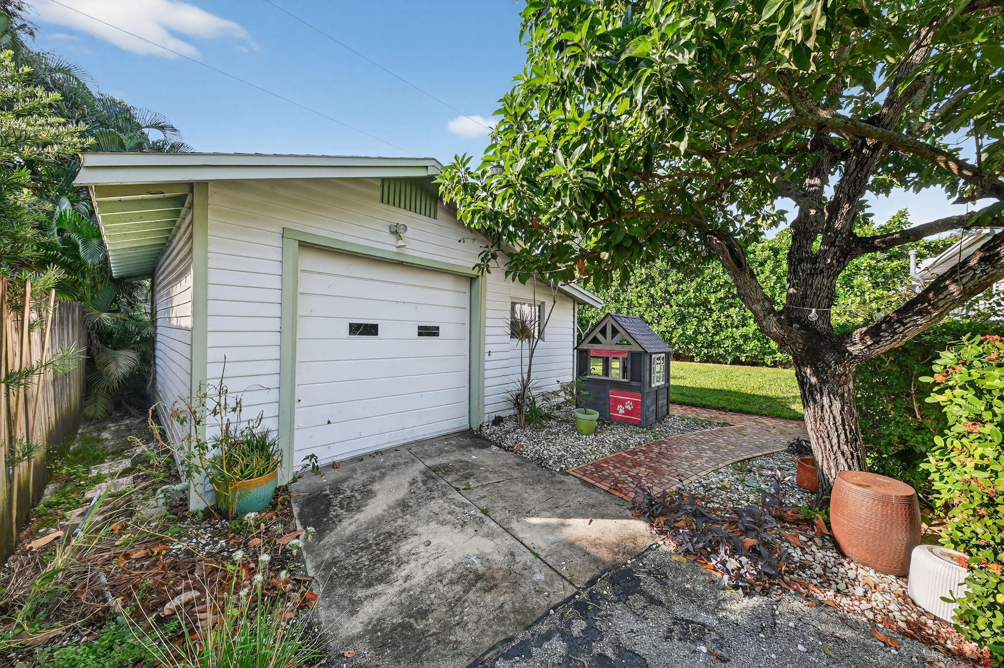818 Claremore Drive West Palm Beach, FL 33401 - Photo 28 of 31 Garage