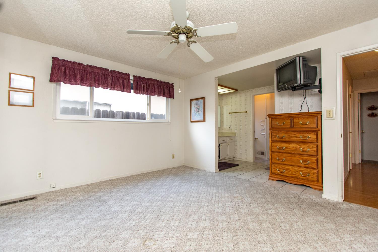 1540 Switzer Court Modesto, CA 95350 - Photo 17 of 43 a view of empty room with windows and ceiling fan