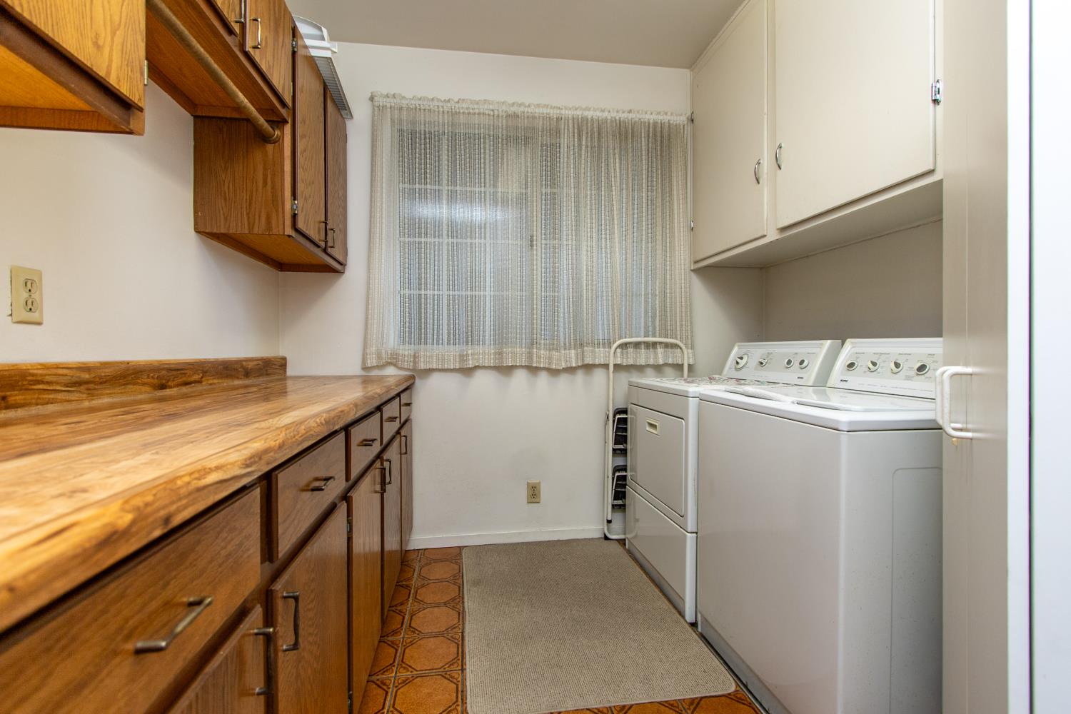 1540 Switzer Court Modesto, CA 95350 - Photo 25 of 43 a utility room with dryer and washer