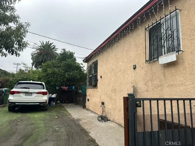 a view of a car park in front of house