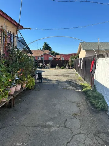 a view of an outdoor space