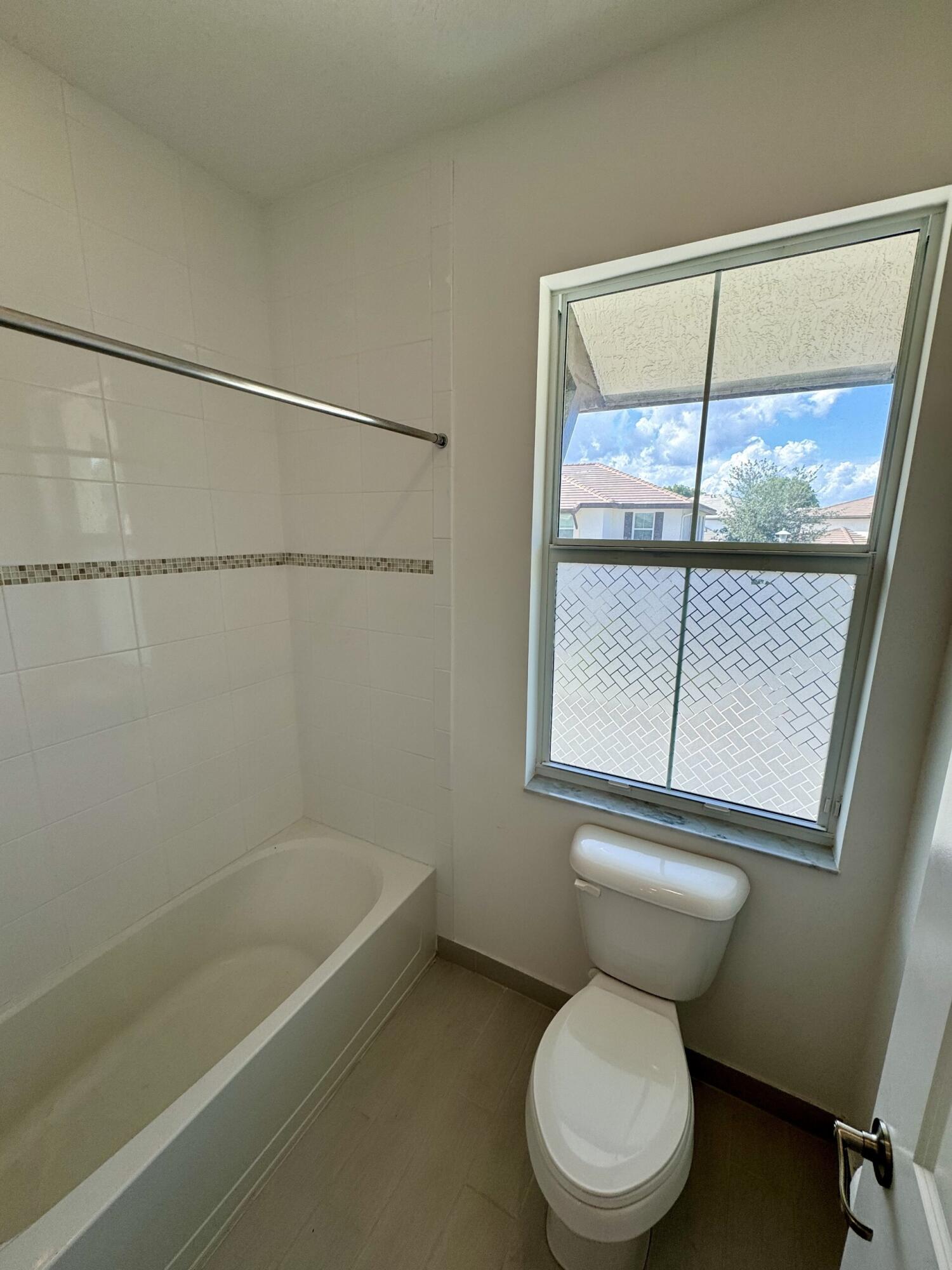 6640 Quiet Wave Trail, Unit 66 Boca Raton, FL 33433 - Photo 25 of 44 Jack & Jill Bath Tub