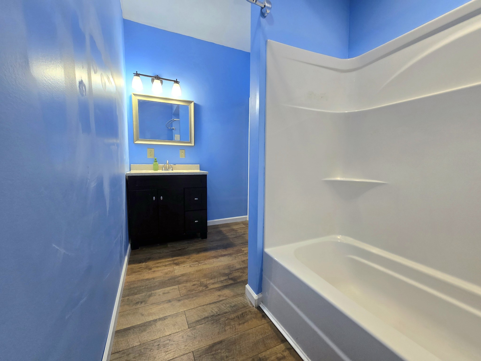 321 John Locke Road McMinnville, TN 37110 - Photo 33 of 57 a bathroom with a bathtub and a sink