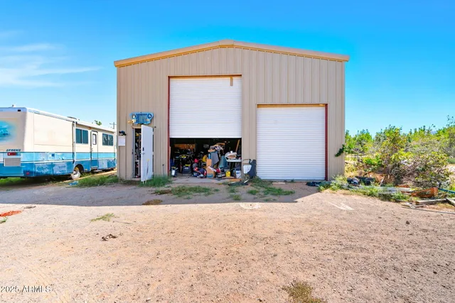 a view of back yard of the house