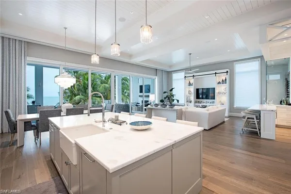 a large kitchen with kitchen island a large island in it