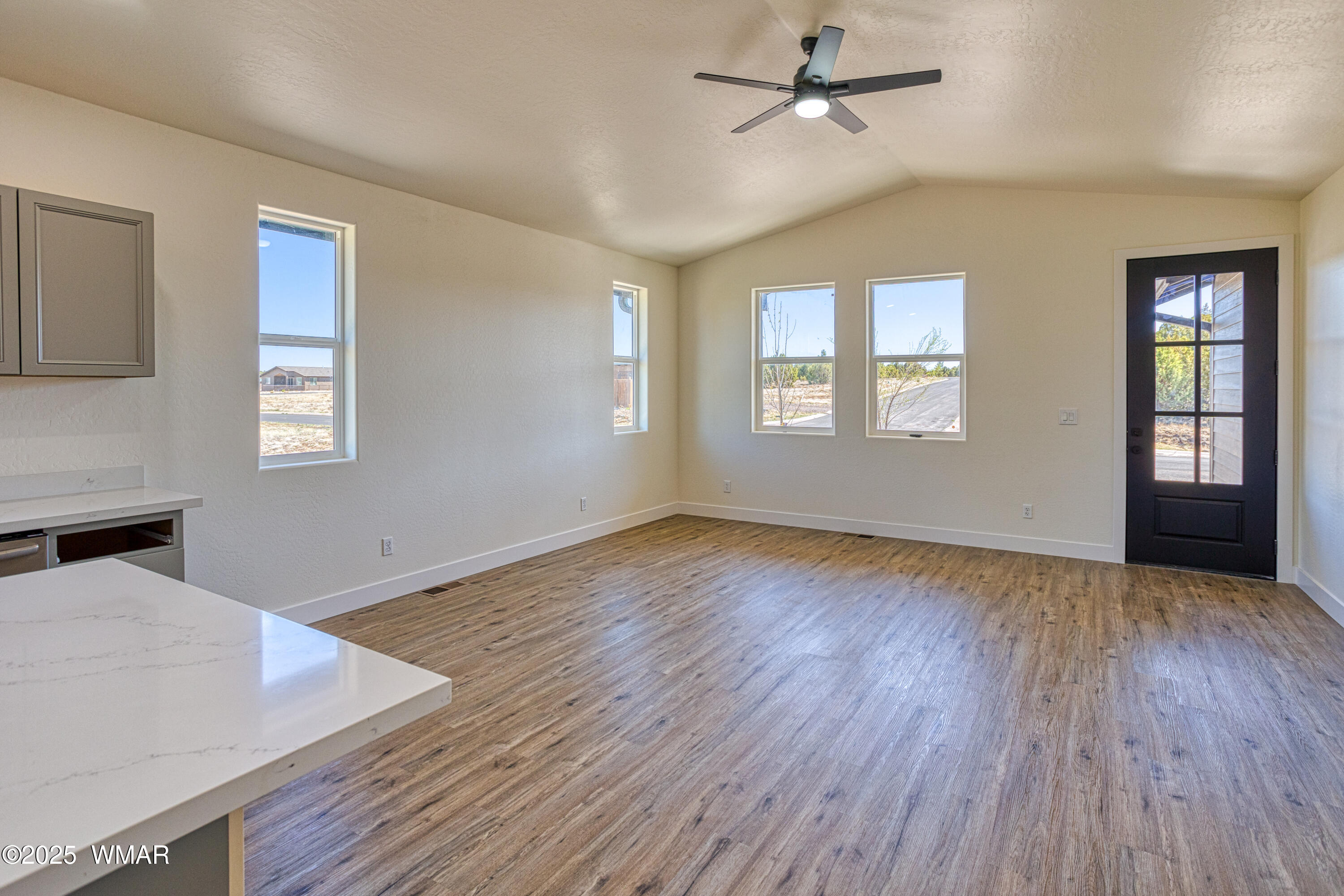 2080 East Bluff Ridge Road Show Low, AZ 85901 - Photo 5 of 23 main living