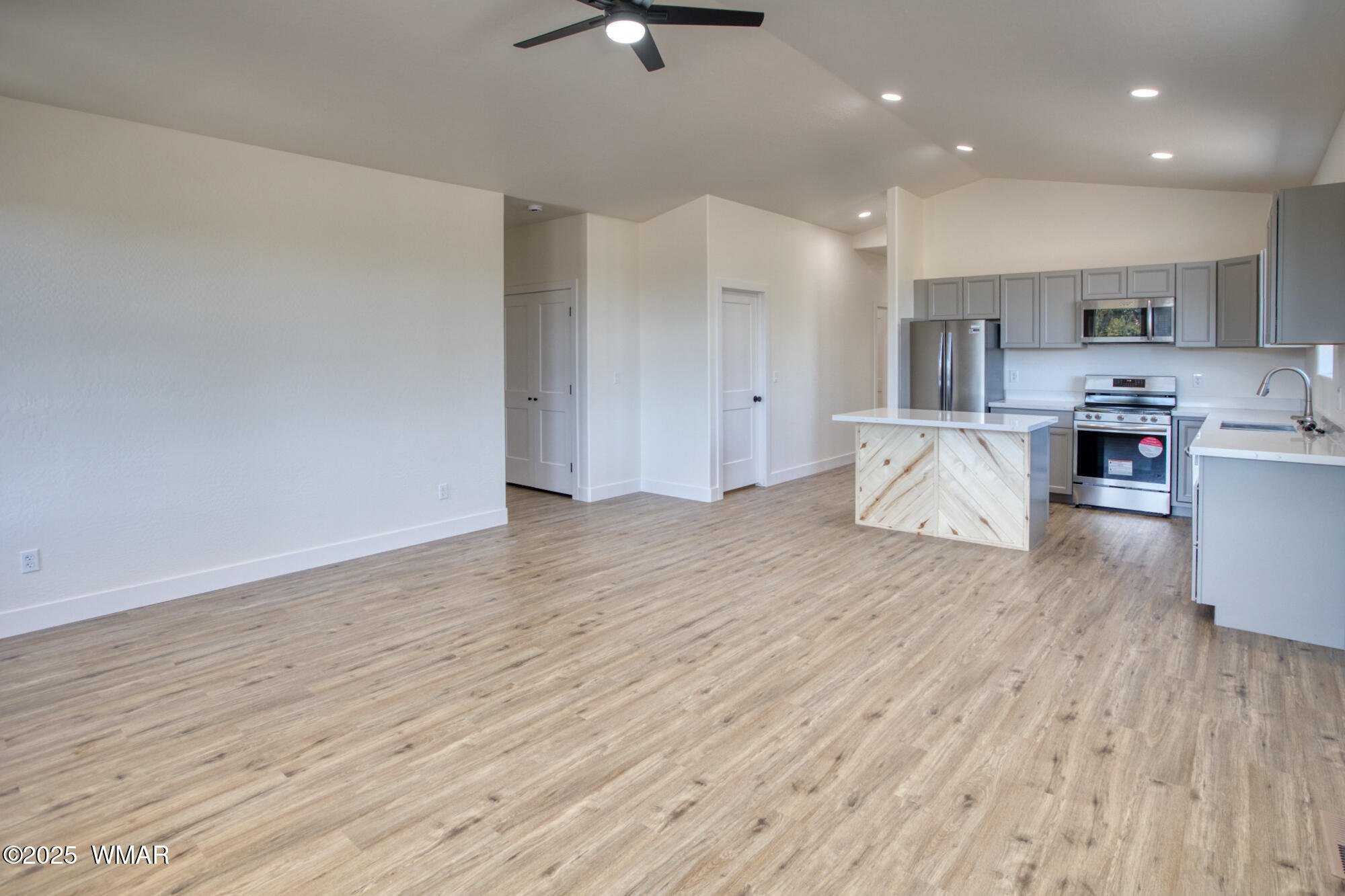 2080 East Bluff Ridge Road Show Low, AZ 85901 - Photo 7 of 23 main living
