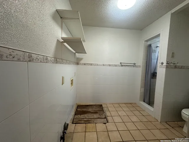 a bathroom with a toilet and a shower