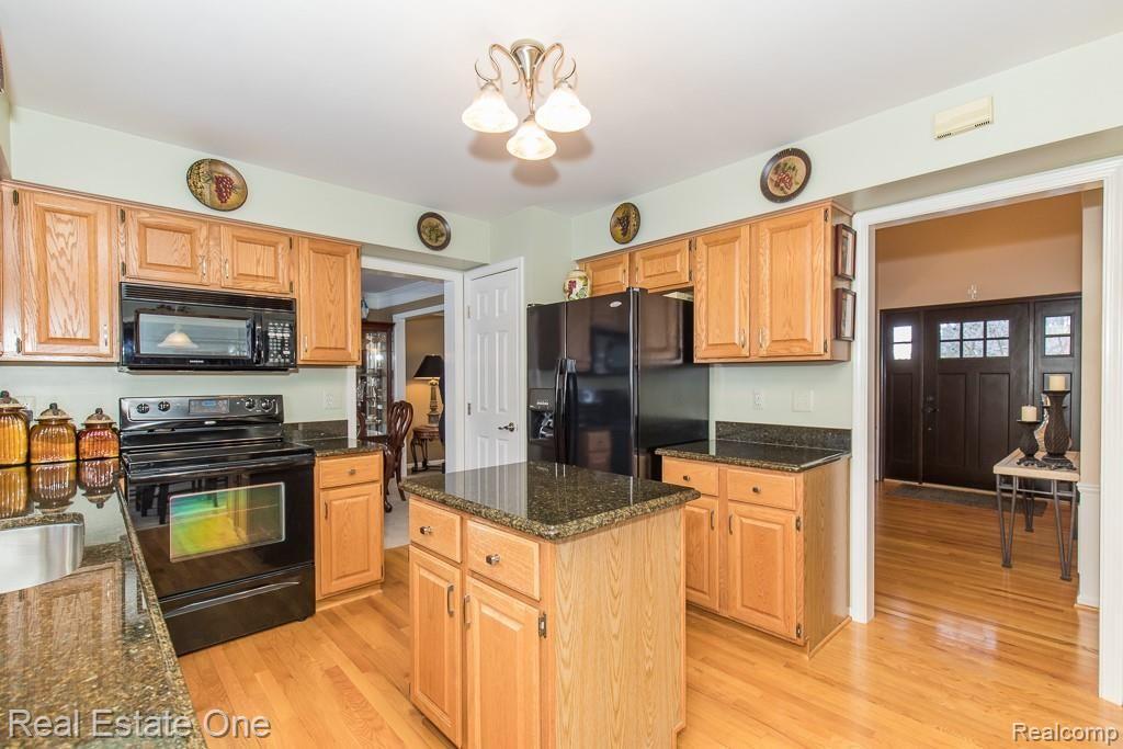 2392 Pleasant View Drive Rochester Hills, MI 48306 - Photo 11 of 39