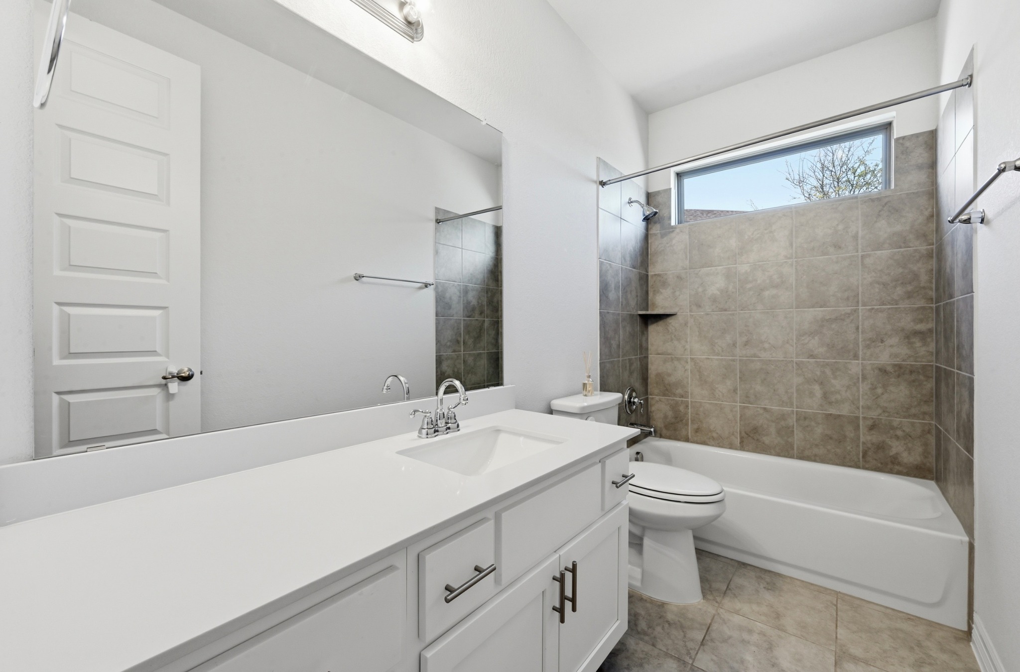 208 West Branch Road Kyle, TX 78640 - Photo 17 of 27 A full bathroom sits near the secondary bedrooms and also services as the guest bathroom.
