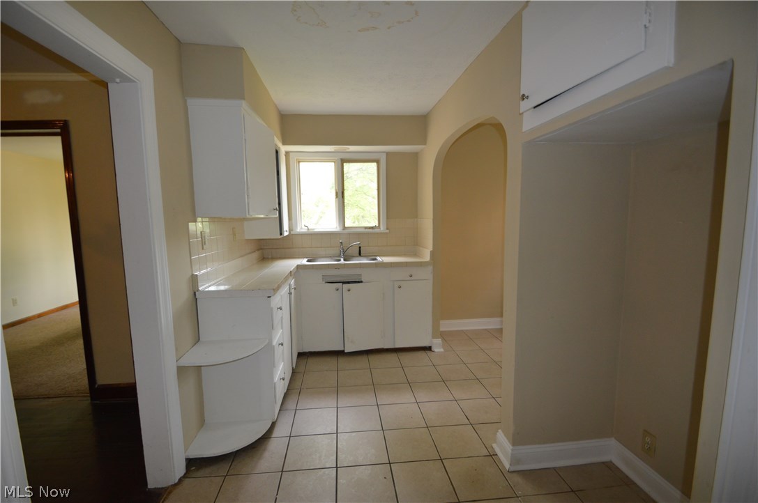 3811 Woodridge Road Cleveland Heights, OH 44121 - Photo 8 of 16 Nice bright kitchen. Through the arch to the right-hand side, is the cozy eat-in portion of the kitchen.