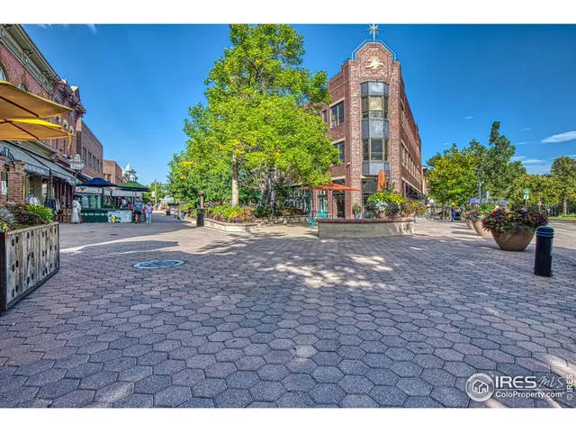 a view of a pathway with a pathway