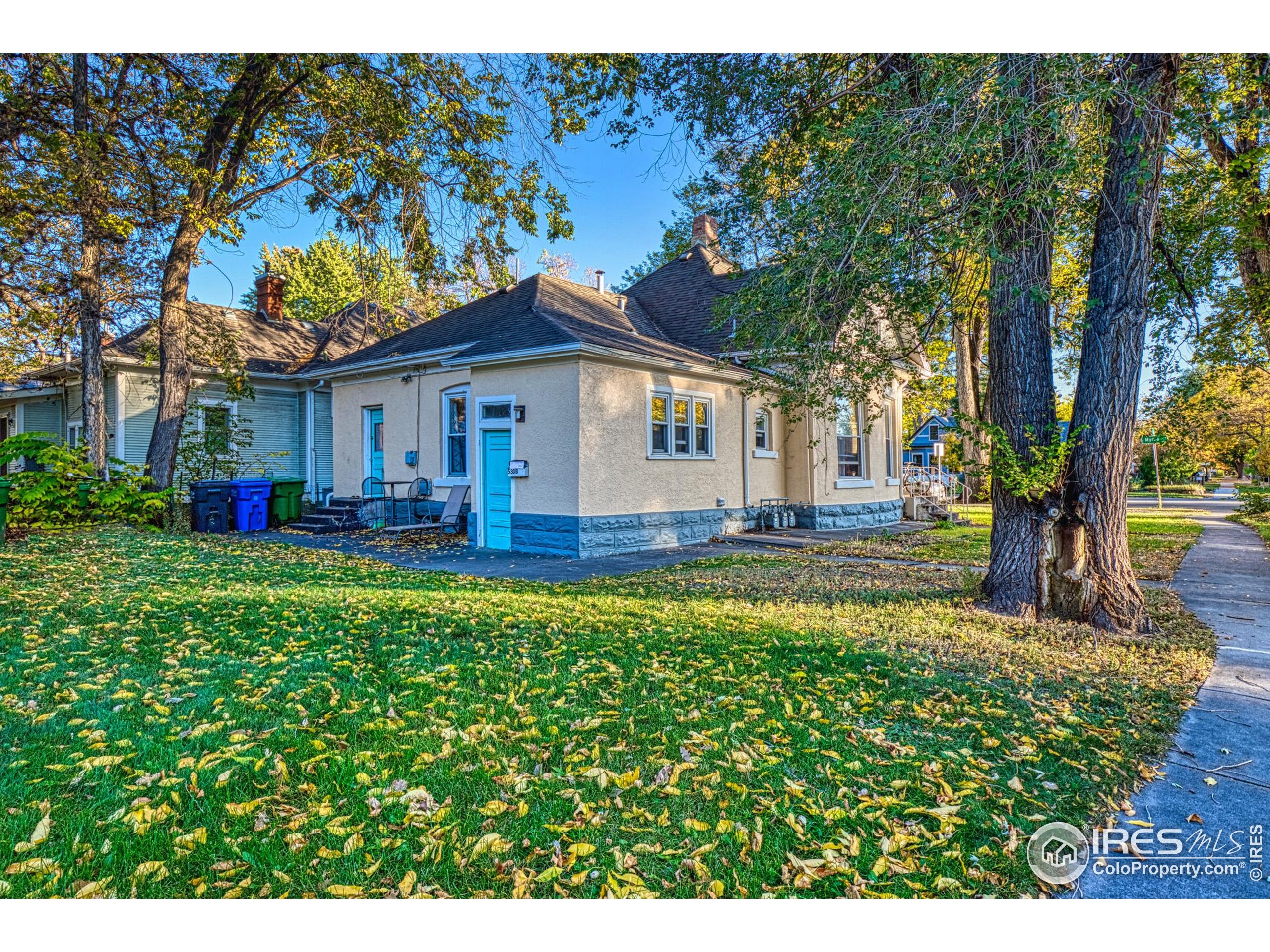 530 Mathews Street Fort Collins, CO 80524 - Photo 5 of 34 a front view of a house with garden