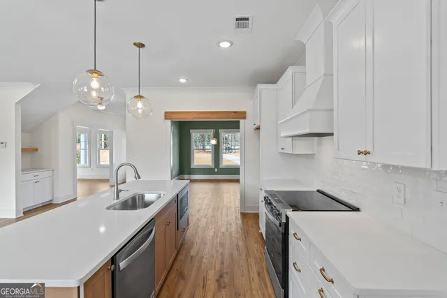 an empty room with wooden floor a ceiling fan and closet