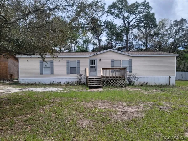 a view of a yard with a house