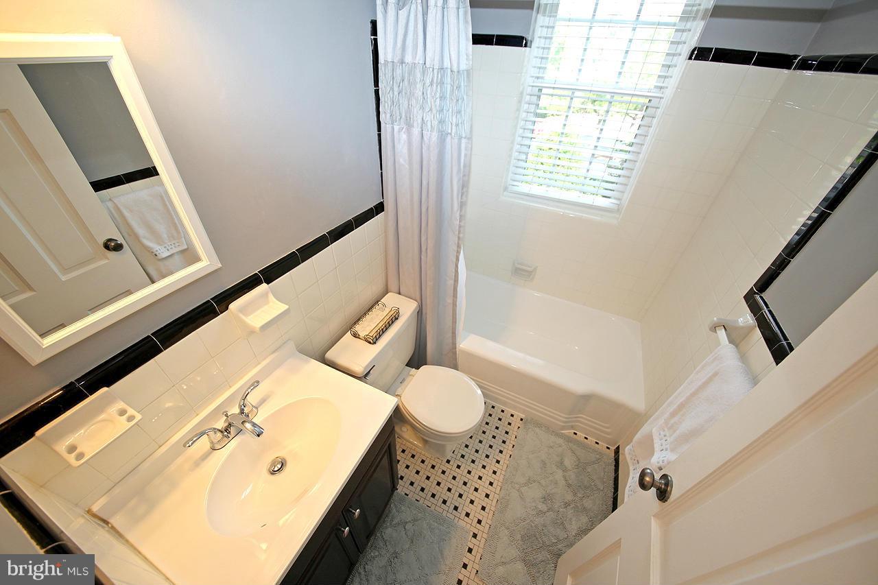 22 South Old Glebe Road, Unit 105D Arlington, VA 22204 - Photo 12 of 21 Bath