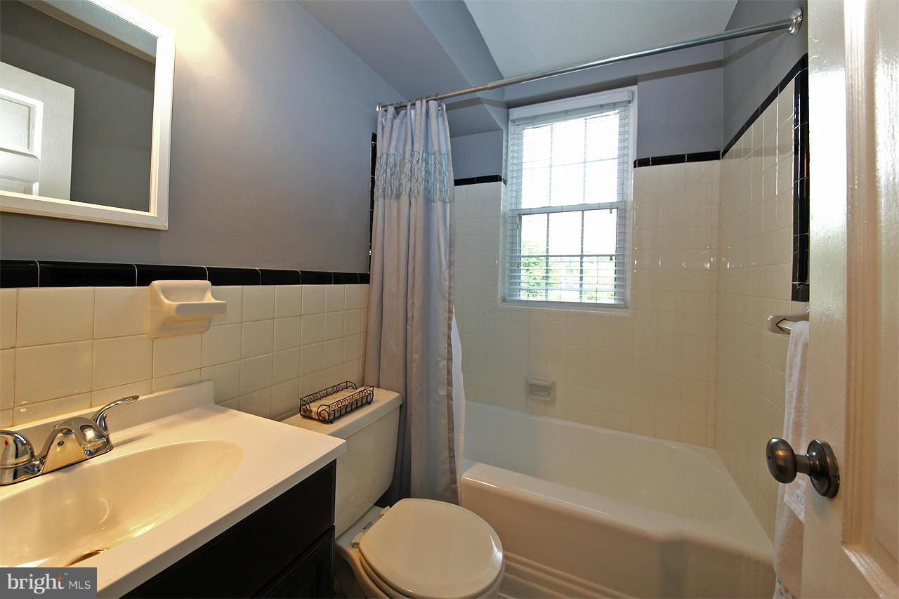 22 South Old Glebe Road, Unit 105D Arlington, VA 22204 - Photo 13 of 21 Bath