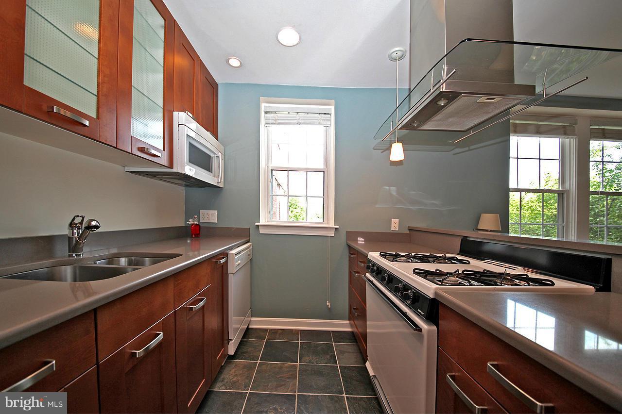 22 South Old Glebe Road, Unit 105D Arlington, VA 22204 - Photo 4 of 21 Kitchen