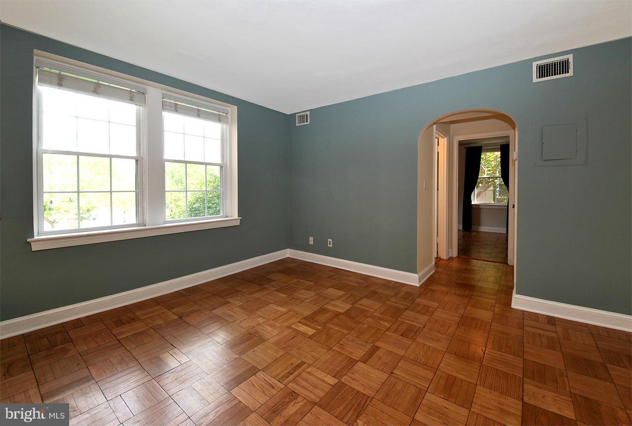 22 South Old Glebe Road, Unit 105D Arlington, VA 22204 - Photo 7 of 21 Living Room