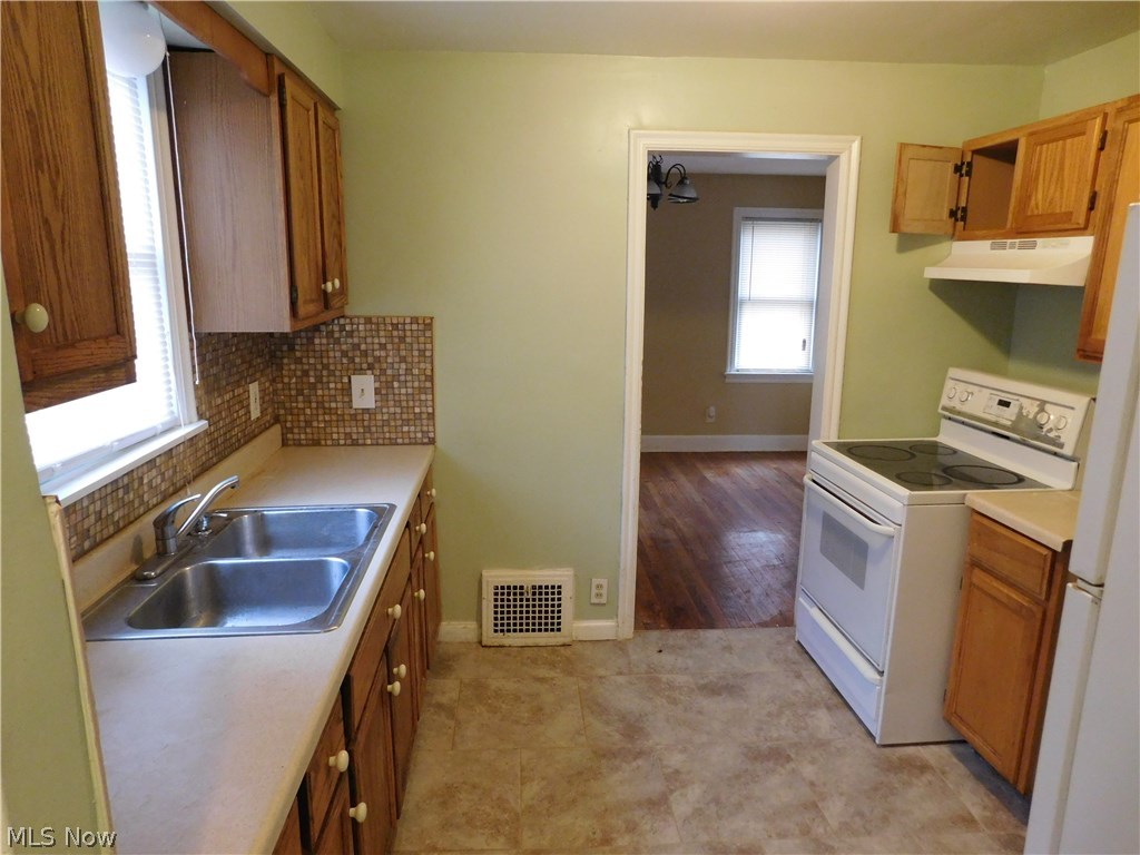 3398 Hartwood Road Cleveland, OH 44112 - Photo 6 of 17
