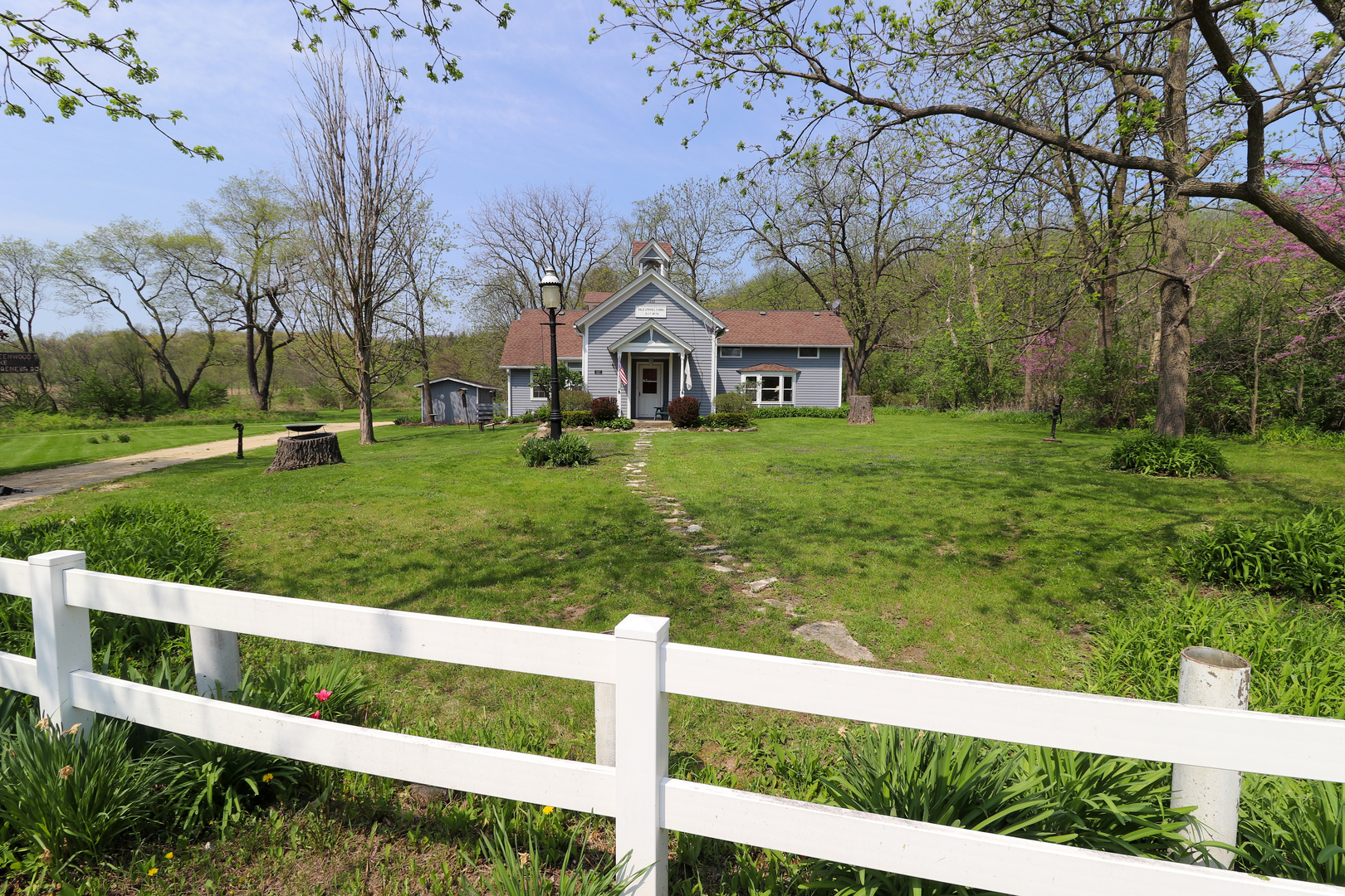 a view of a house with a yard
