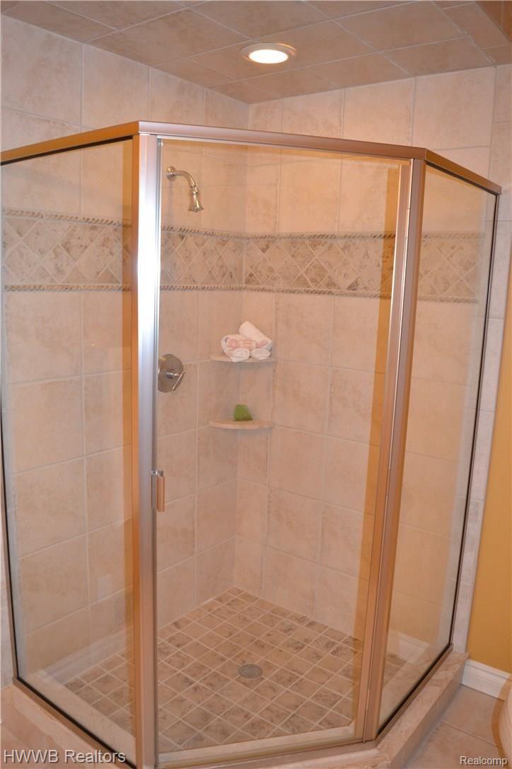 2693 Heights View Court Rochester, MI 48306 - Photo 61 of 95 Bathroom 2 Shower