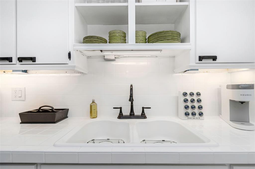 116 Read Street Tarpon Springs, FL 34689 - Photo 26 of 49 a bathroom with a bathtub and sink