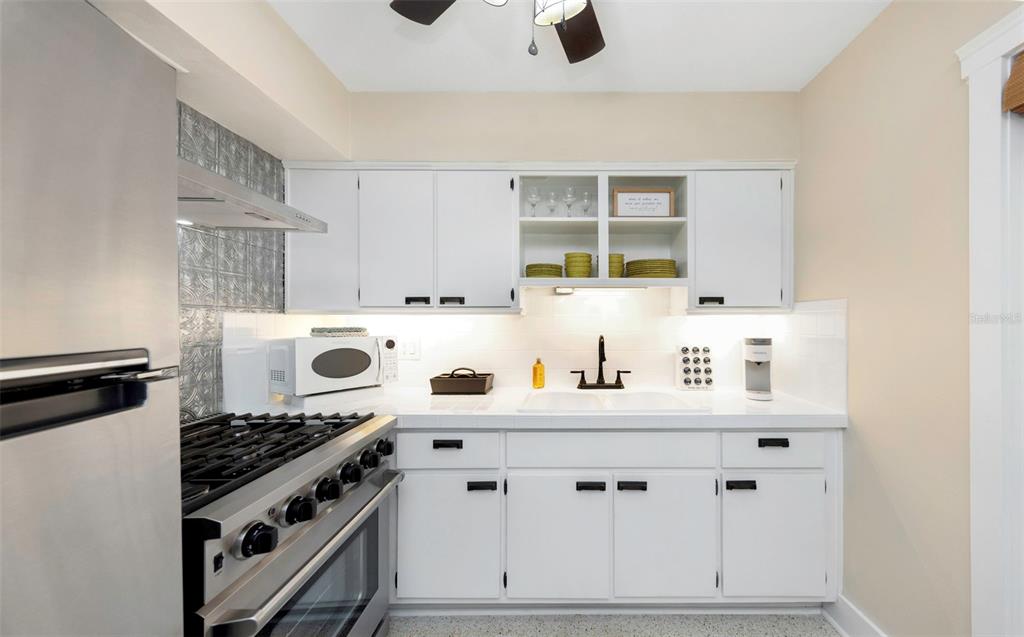 116 Read Street Tarpon Springs, FL 34689 - Photo 28 of 49 a kitchen with cabinets and appliances