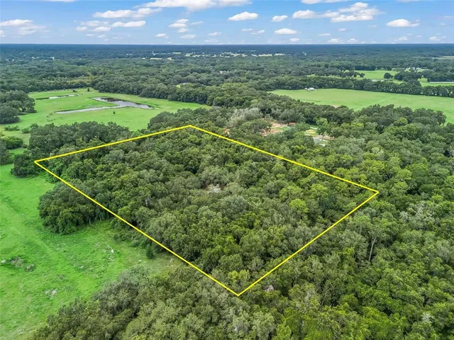 a view of a tennis court