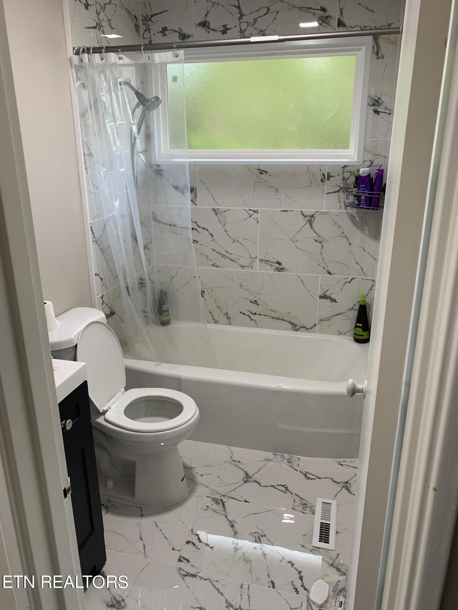 102 Audubon Road Oak Ridge, TN 37830 - Photo 10 of 19 a bathroom with a toilet and a tub