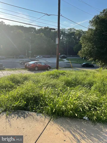 a view of a back yard