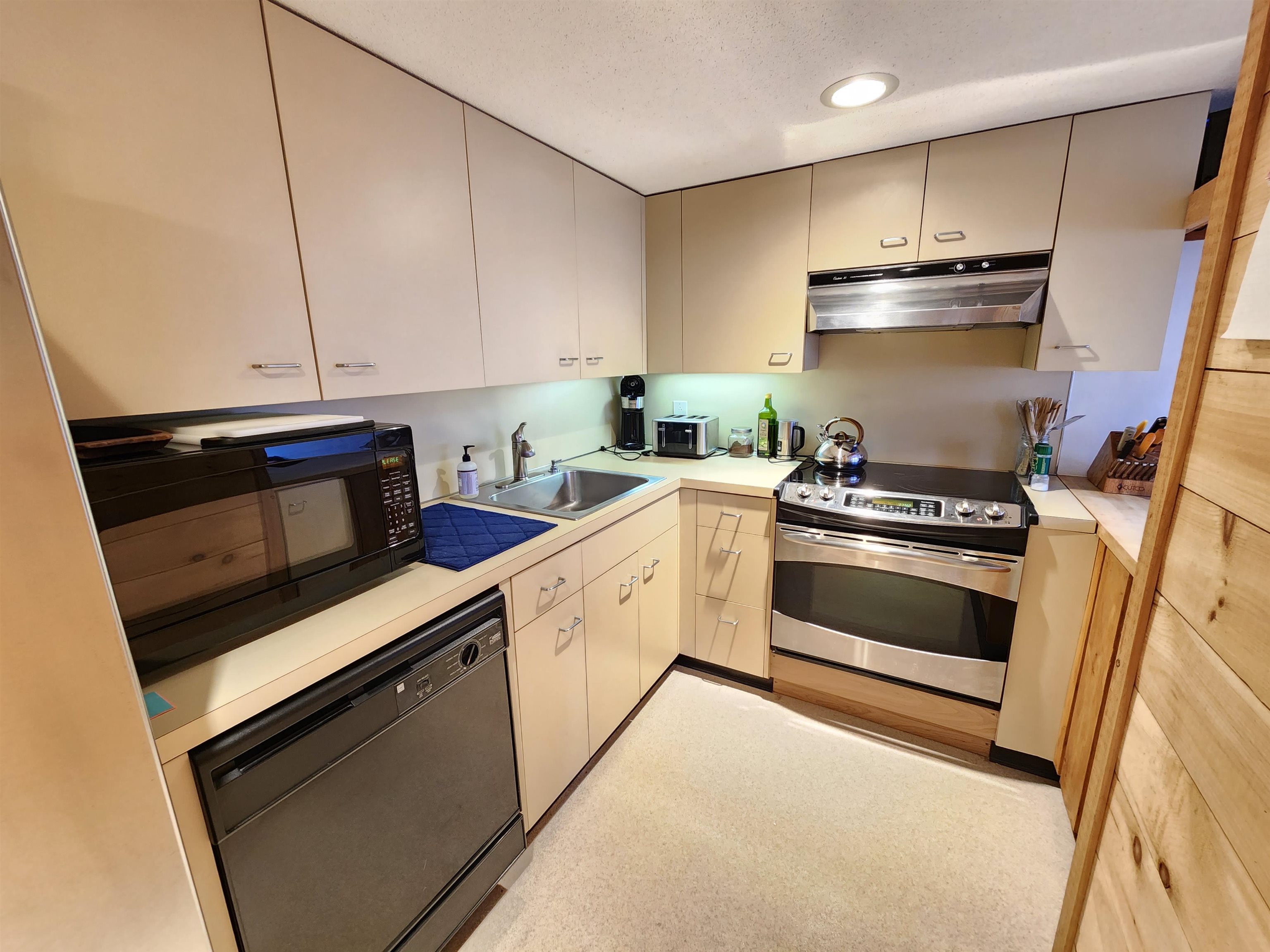 17 Highwood Road, Unit 3 Lincoln, NH 03251 - Photo 16 of 37