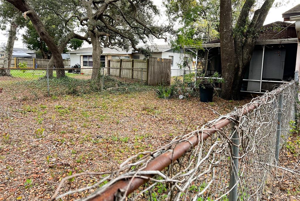 366 Diamond Street Deltona, FL 32725 - Photo 7 of 24 a backyard of a house with lots of green space