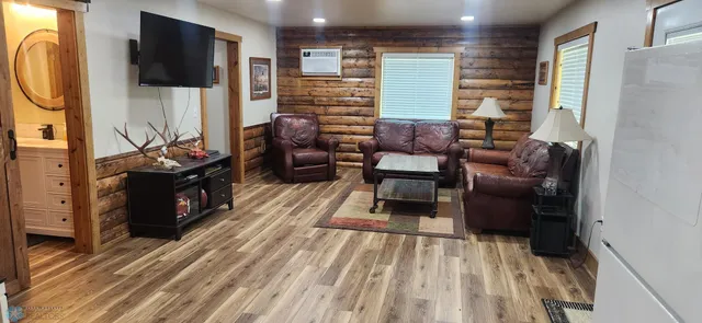 $240,000 | 792 2nd Street Northwest, Hillsboro, ND 58045