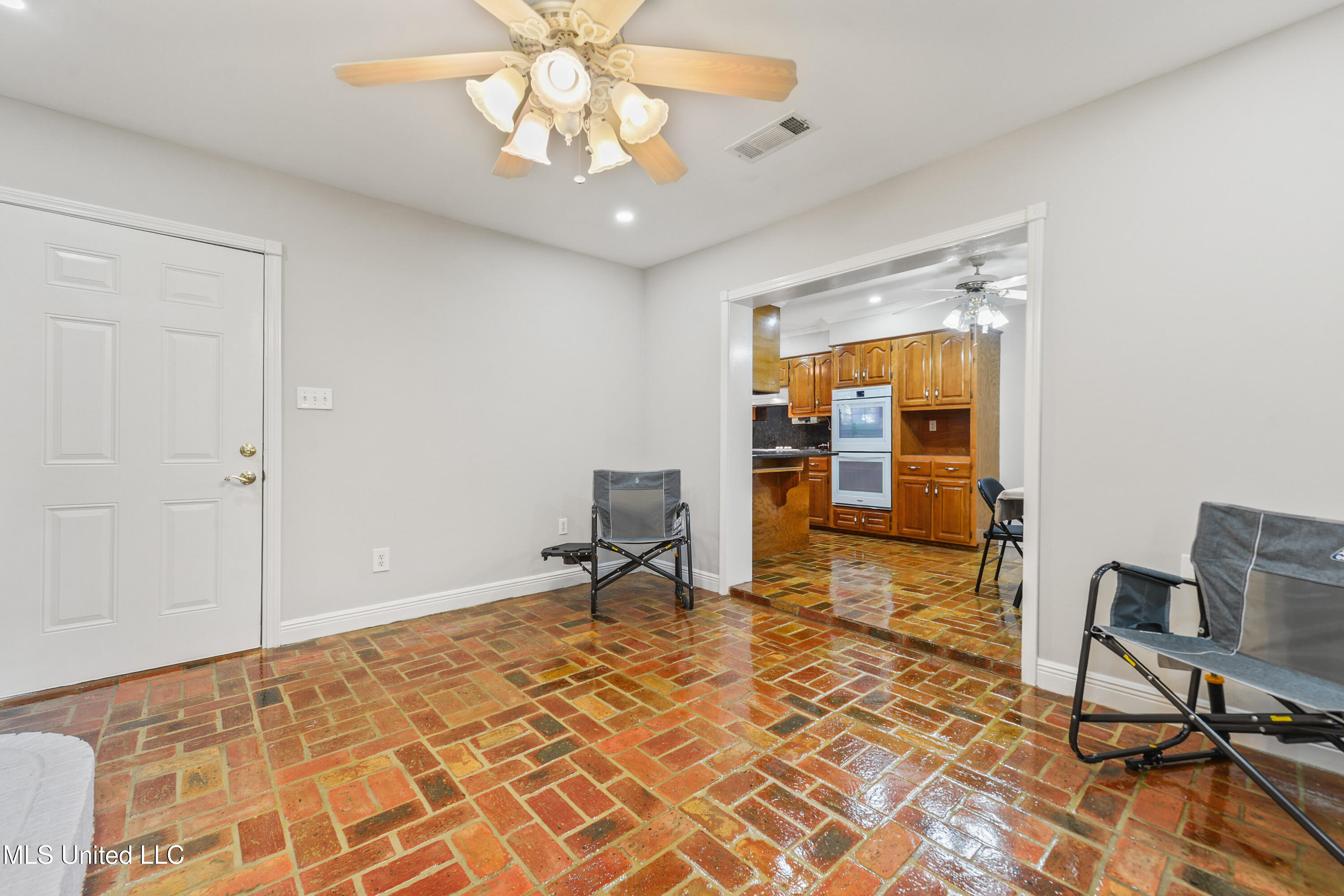 6709 Caraway Road Moss Point, MS 39562 - Photo 9 of 24 34AFEF0C-5B8E-40B2-80FA-E7FFD389A575