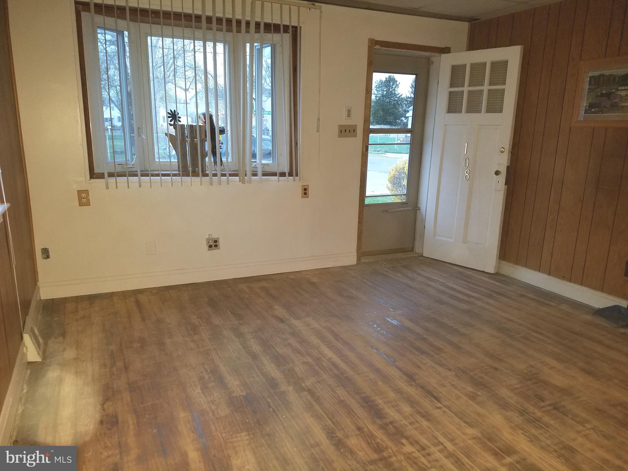108 German Hill Road Baltimore, MD 21222 - Photo 3 of 22 Living room