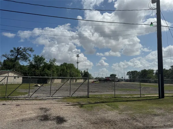 $3,000 | 16942 Avenue B, Channelview, TX 77530