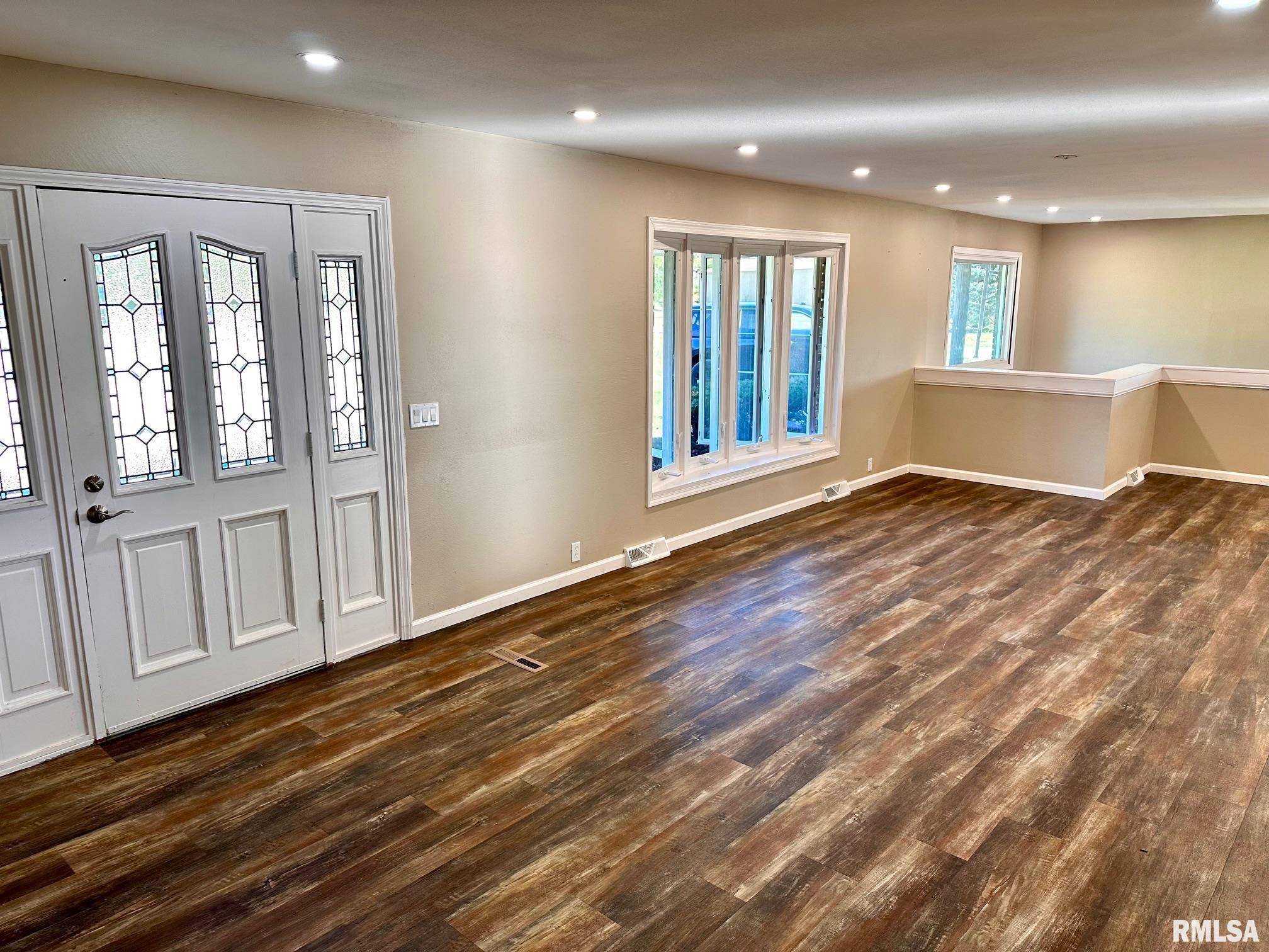 111 Edlen Lane Jacksonville, IL 62650 - Photo 2 of 45