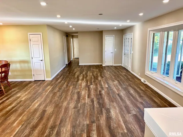 $300,000 | 111 Edlen Lane, Jacksonville, IL 62650