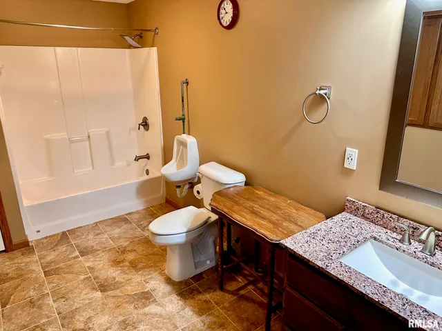 $300,000 | 111 Edlen Lane, Jacksonville, IL 62650