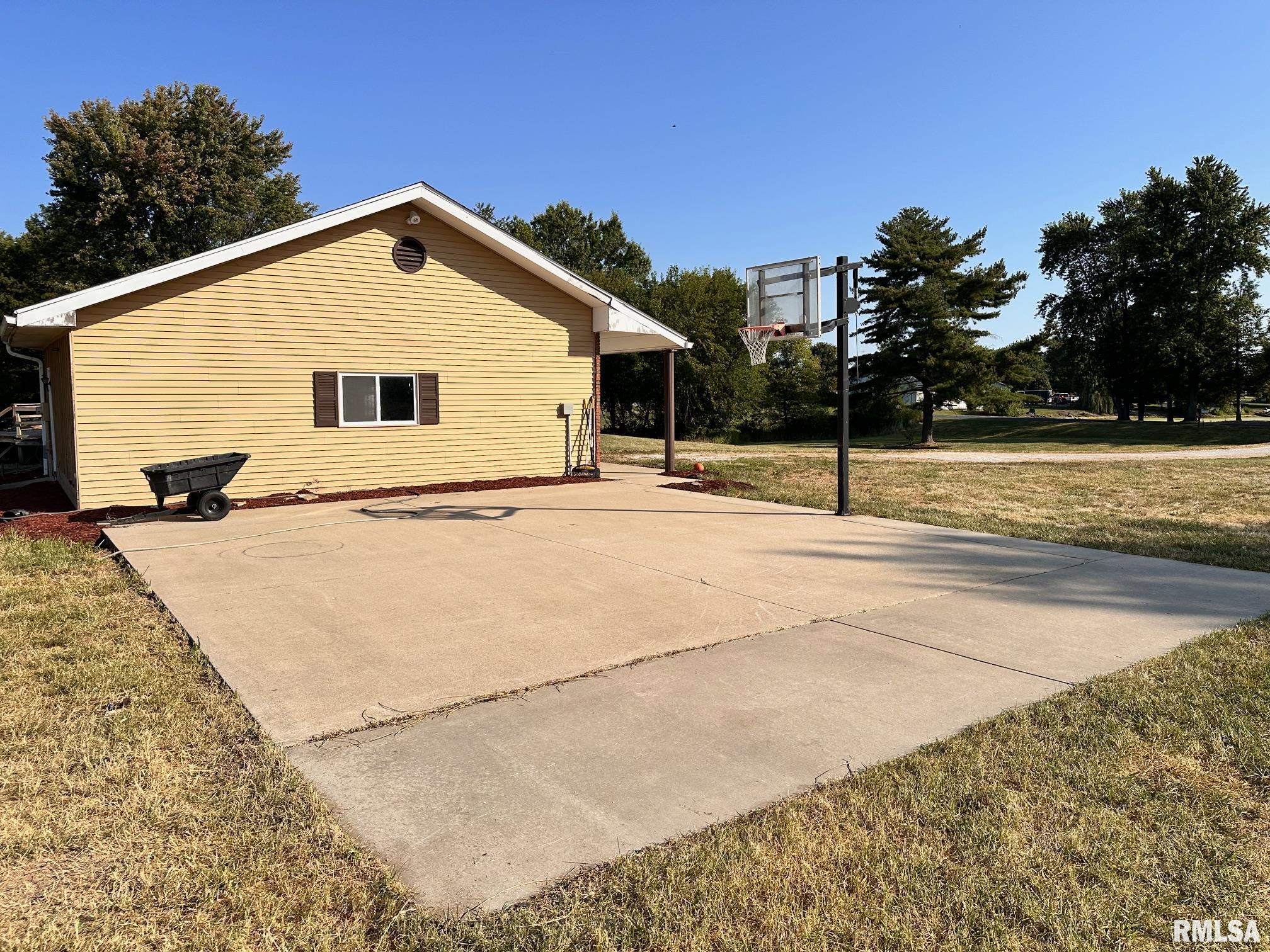 111 Edlen Lane Jacksonville, IL 62650 - Photo 38 of 45