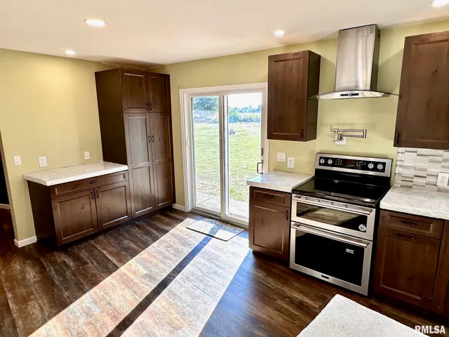 $300,000 | 111 Edlen Lane, Jacksonville, IL 62650