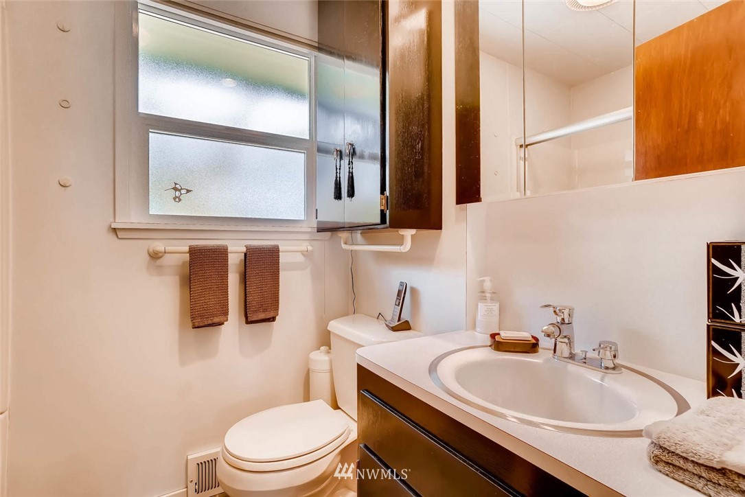 449 Southwest Normandy Road Normandy Park, WA 98166 - Photo 12 of 17