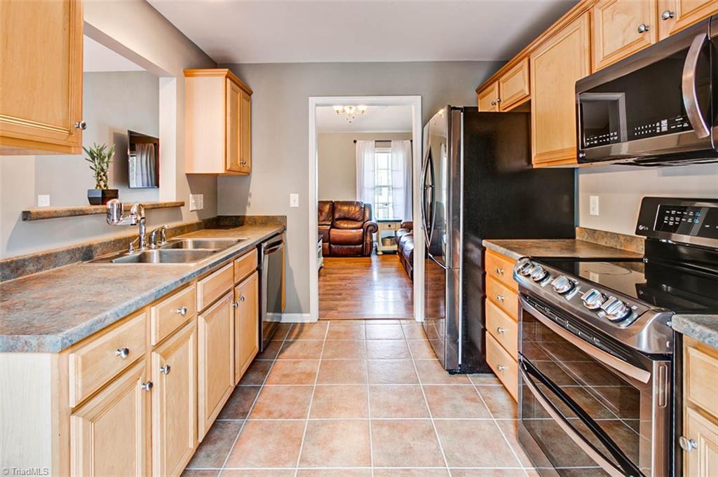2509 Danny Bell Road Asheboro, NC 27205 - Photo 5 of 27 Kitchen - appliances approx 1 year old - they CONVEY